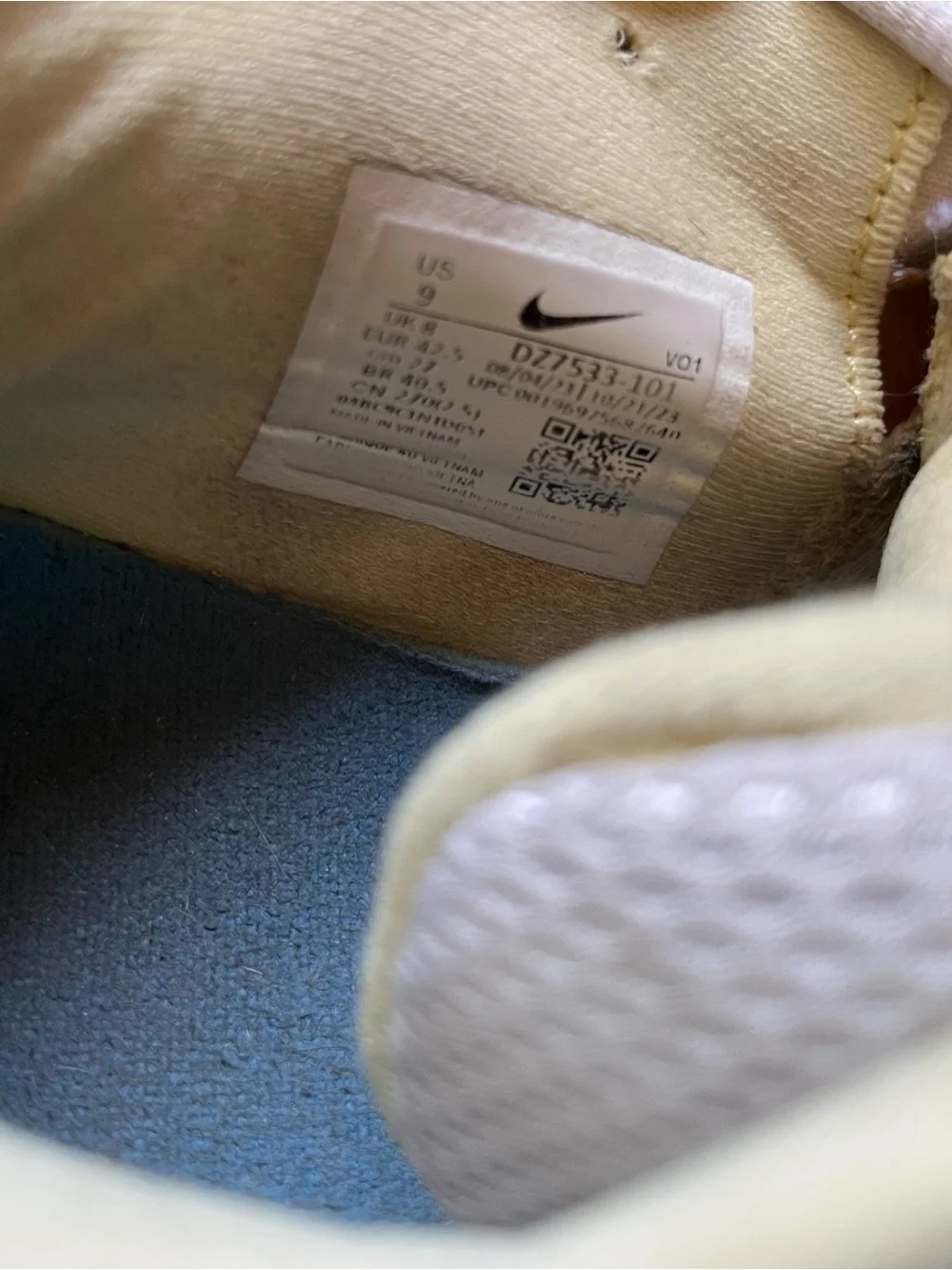 Nike Giannis Immortality Volleyball/Basketball shoes.Some small rips and stains.